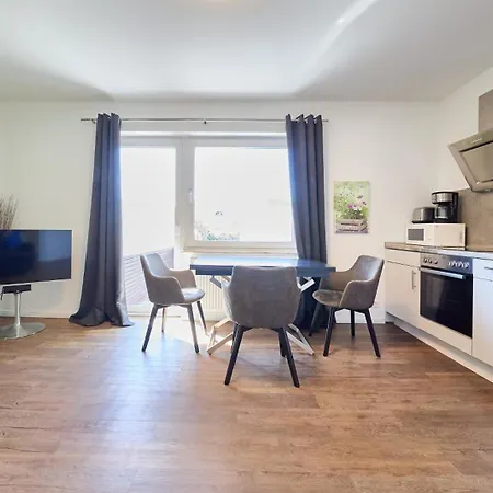 Pier 12, 3 *