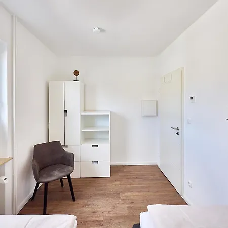 Pier 12, 3 *